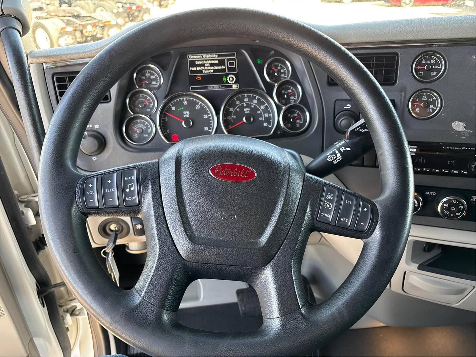 2021 Peterbilt 579 image 8