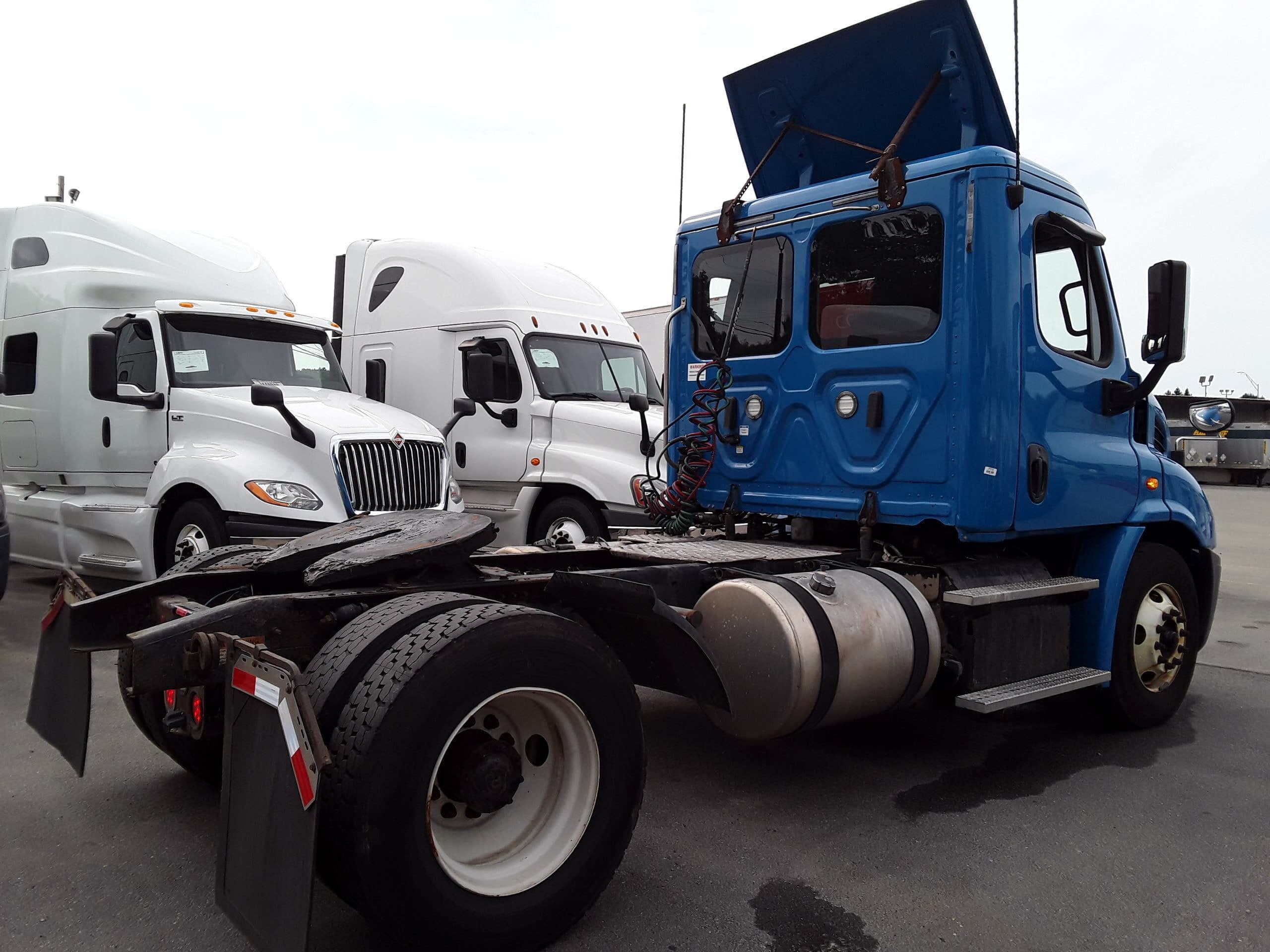 Used 2018 FREIGHTLINER Conventional - Day Cab - CASCADIA 113 For Sale image 6