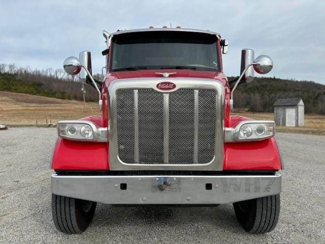 2020 Peterbilt 567 image 2