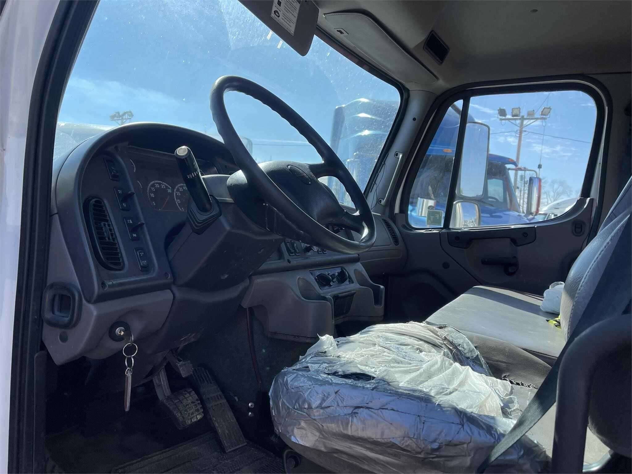 2019 Freightliner M2 image 3