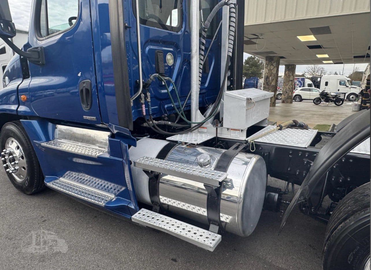 2017 Freightliner Cascadia 125 image 3