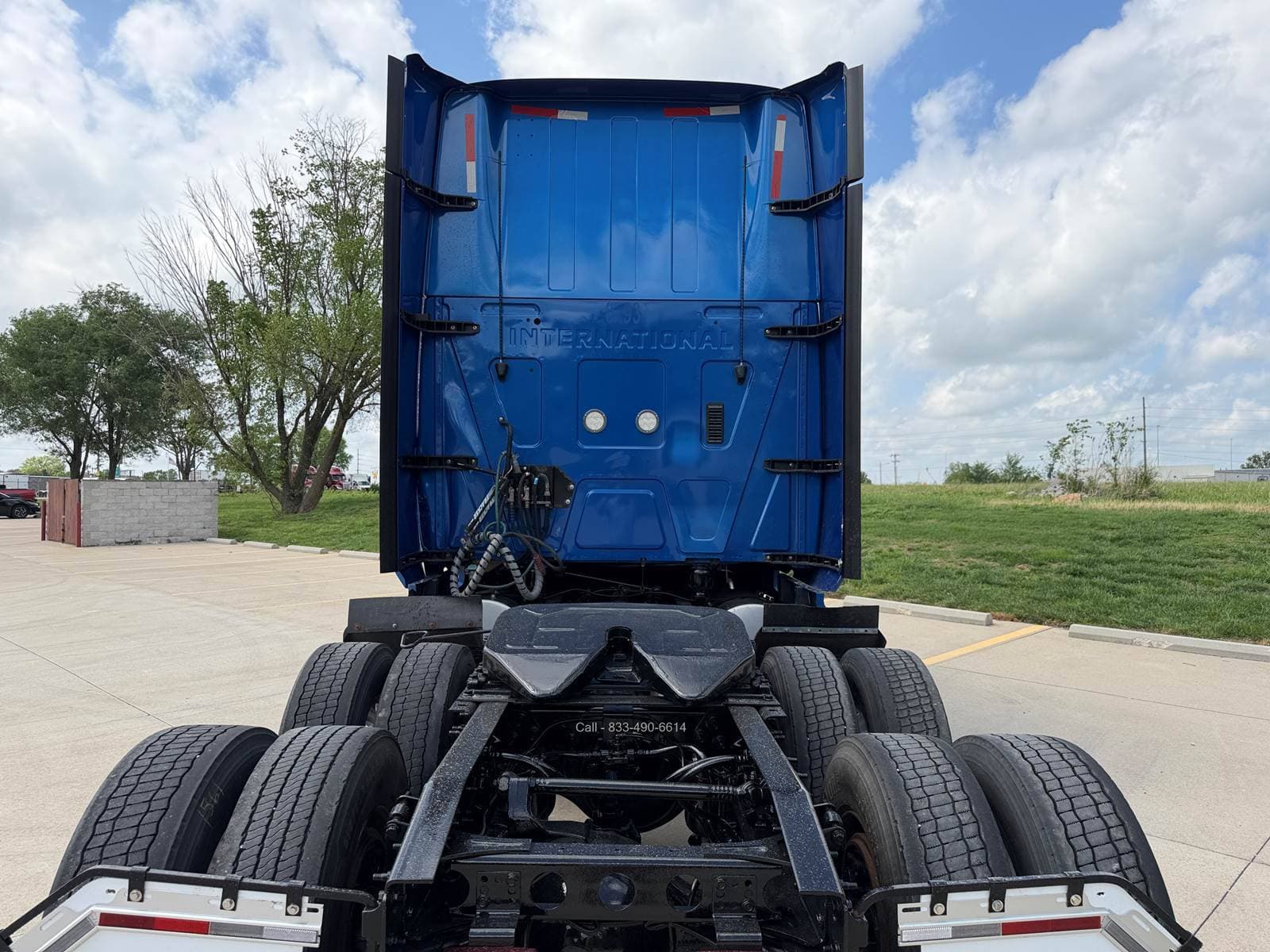 2020 International LT625 image 17