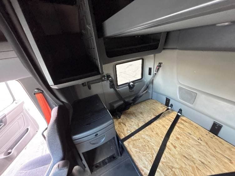 2023 International LT62F image 8