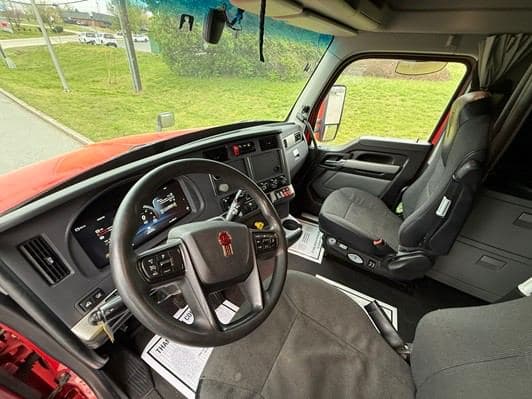 2022 Kenworth T680 image 25