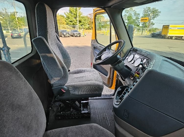 Used 2019 FREIGHTLINER Conventional - Day Cab, Tractor image 10