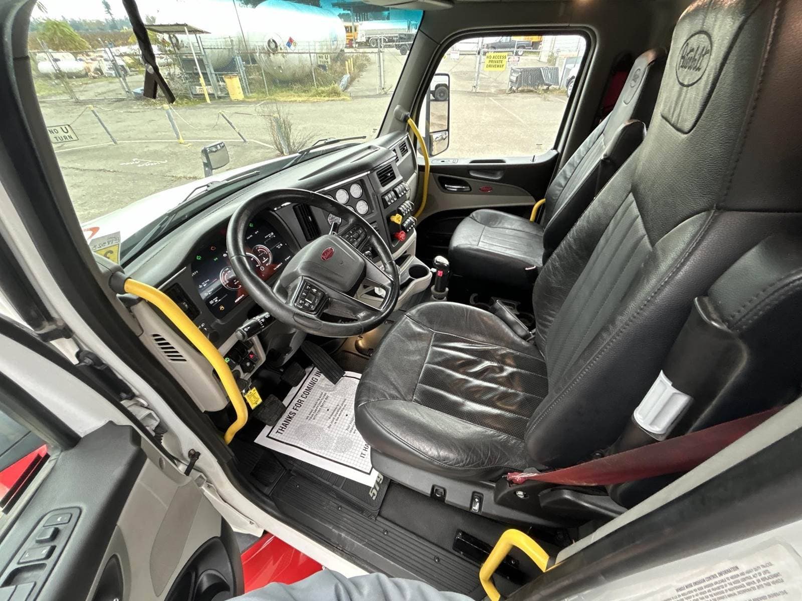 2022 Peterbilt 579 image 17