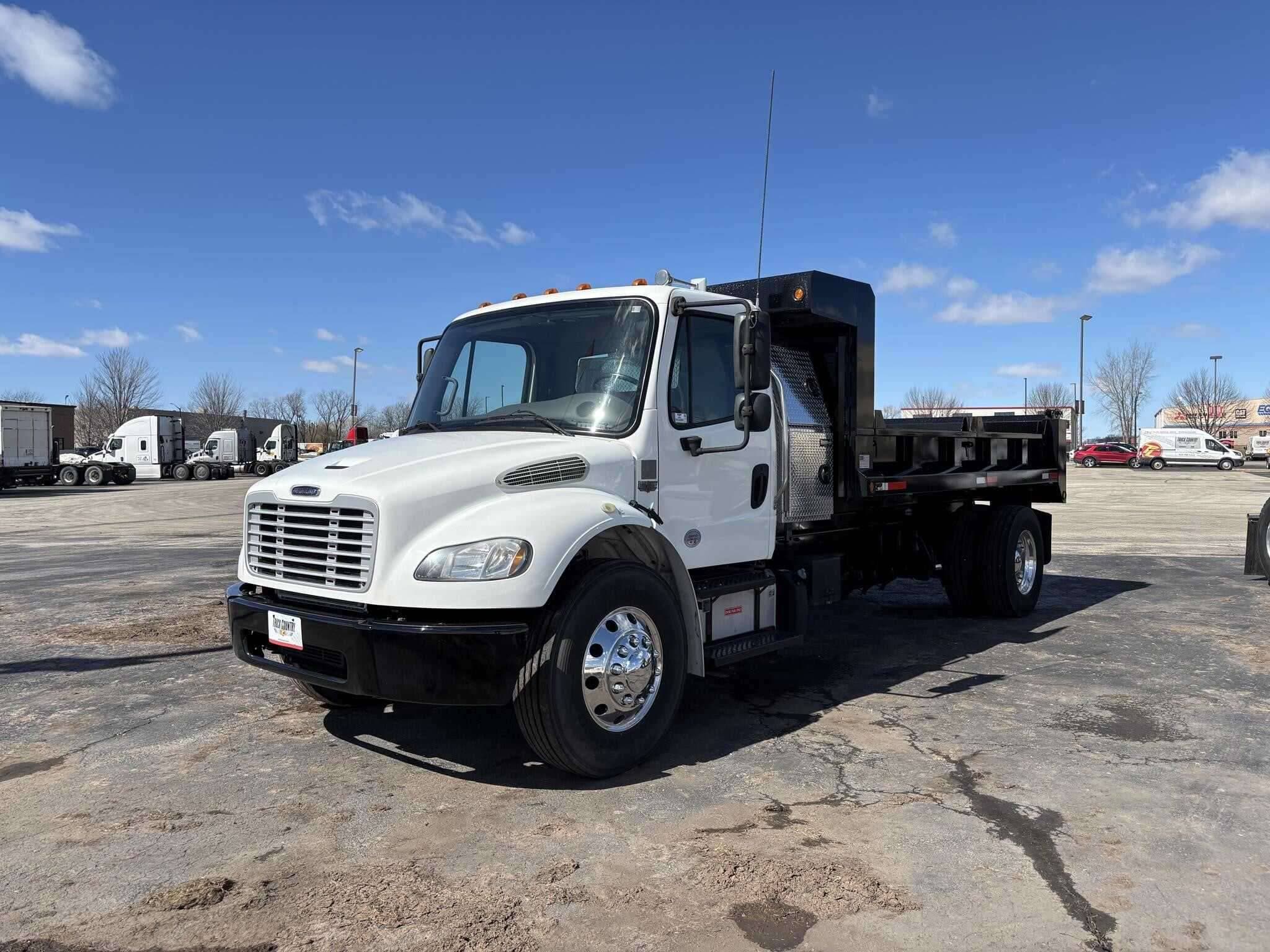 2019 Freightliner M2 image 2