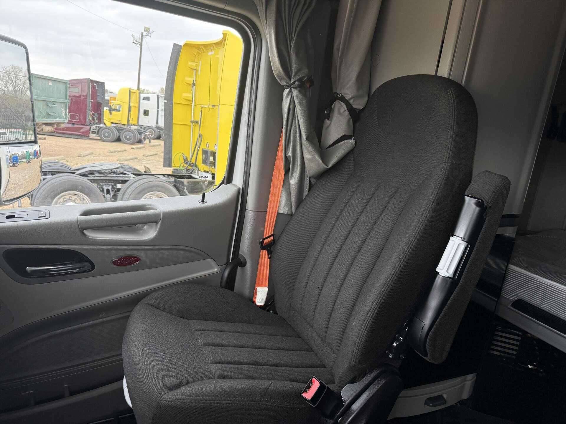 2021 Peterbilt 579 image 5