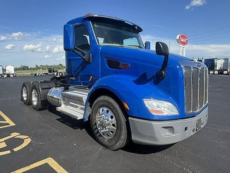 2021 Peterbilt 579 image 1