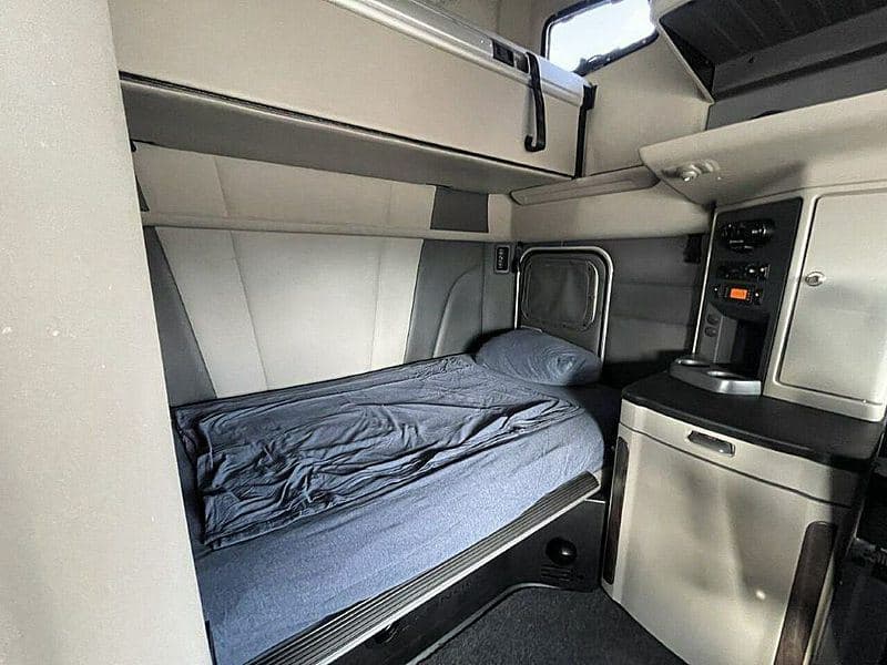 2023 Peterbilt 579 image 12