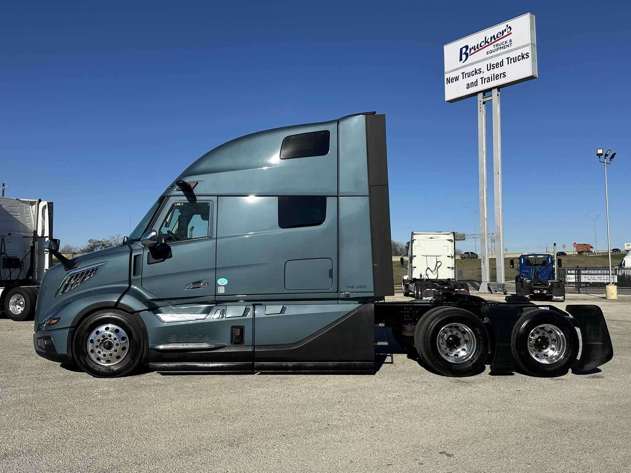 2026 Volvo NEW VNL image 2