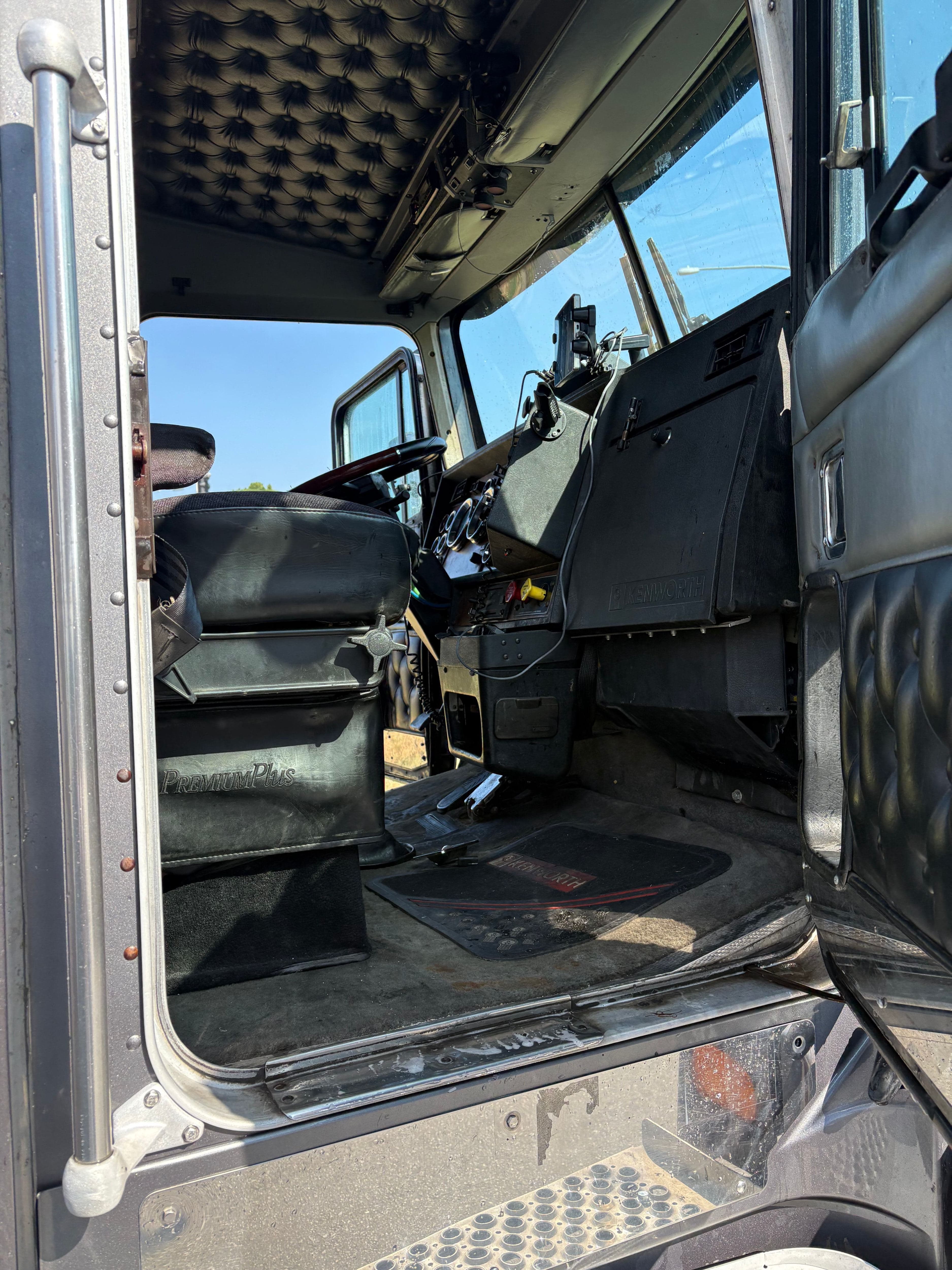 1999 Kenworth T600 image 3