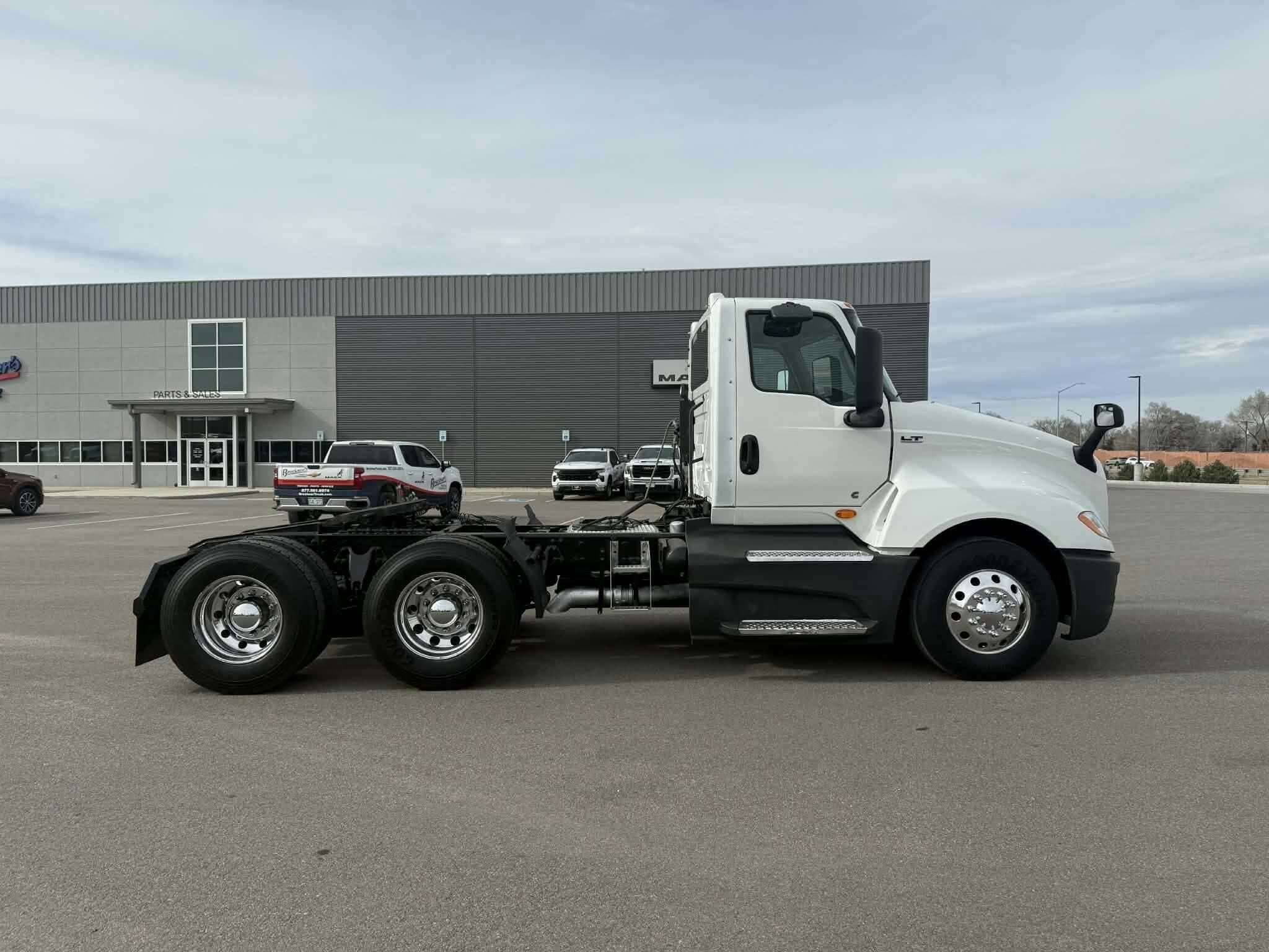 2021 International LT625 image 4
