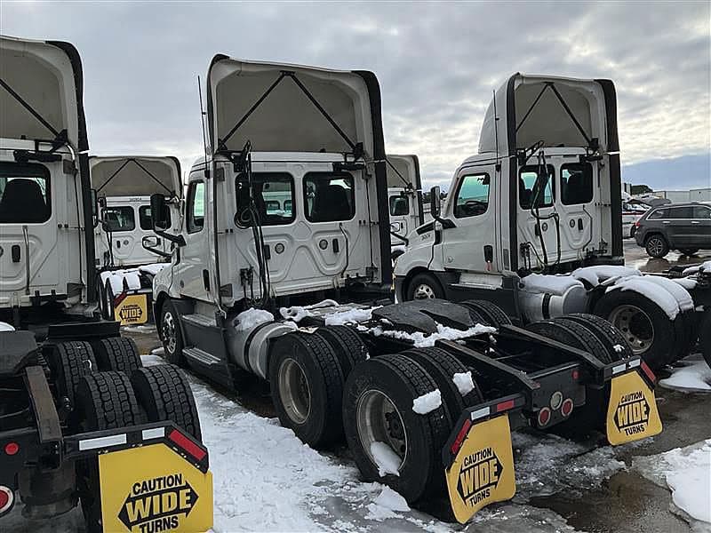 2021 Freightliner Cascadia 126 image 4