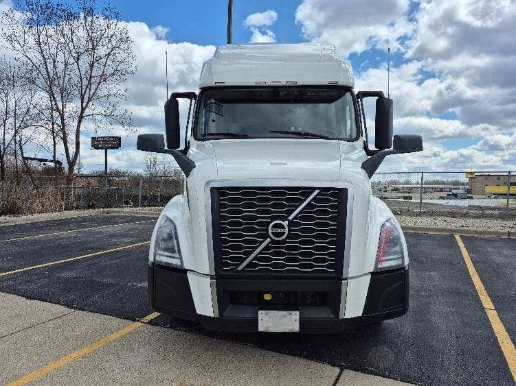 2023 Volvo VNL64760 image 2