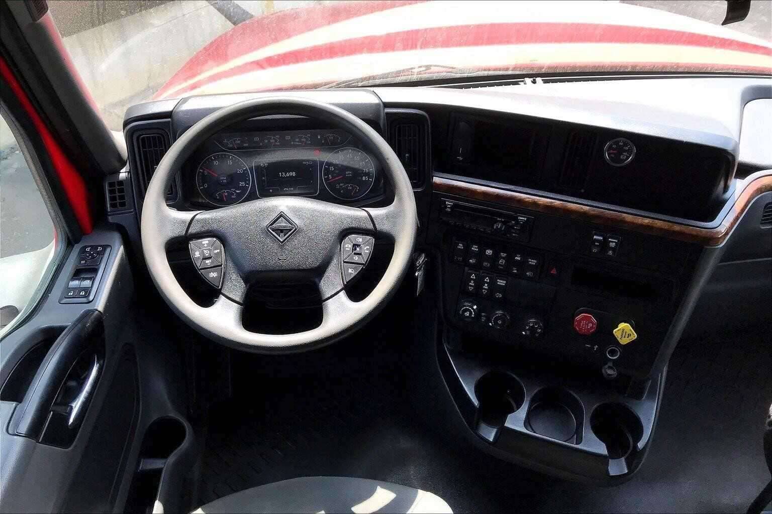 2021 International LT625 image 4