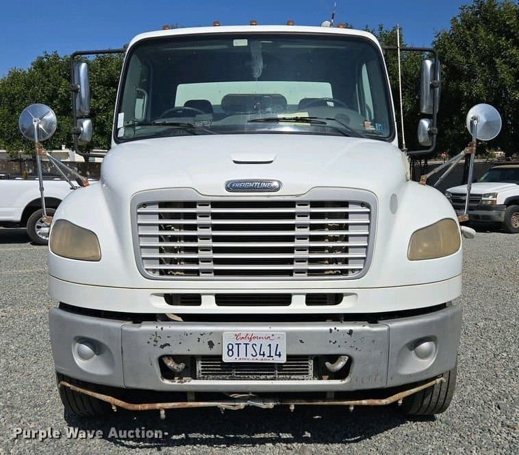 2010 Freightliner M2 image 2