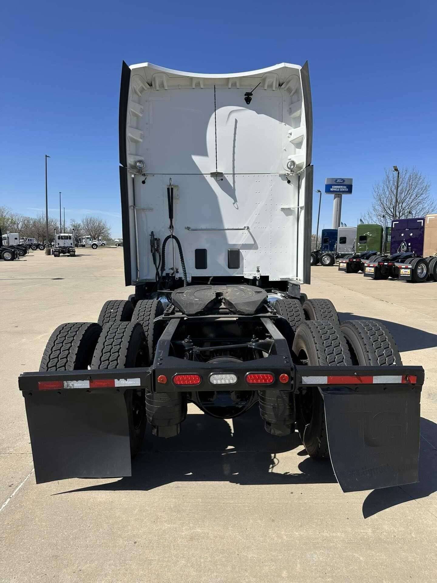 2021 Peterbilt 579 image 2