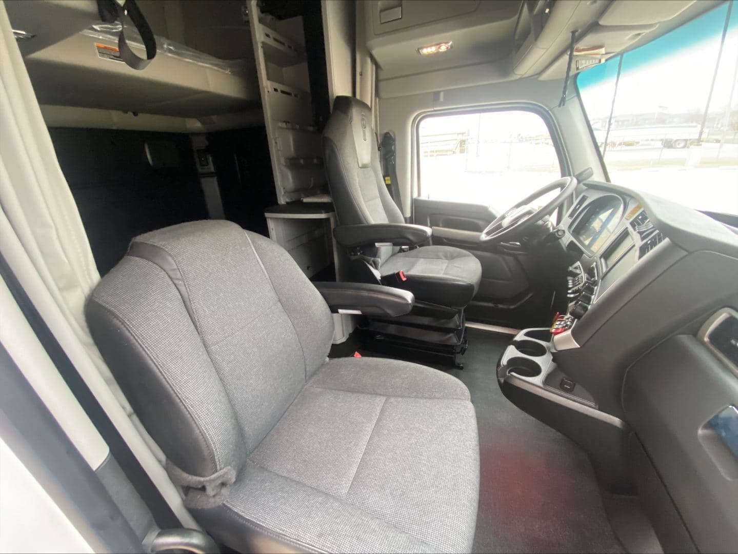 2023 Kenworth T680 image 10