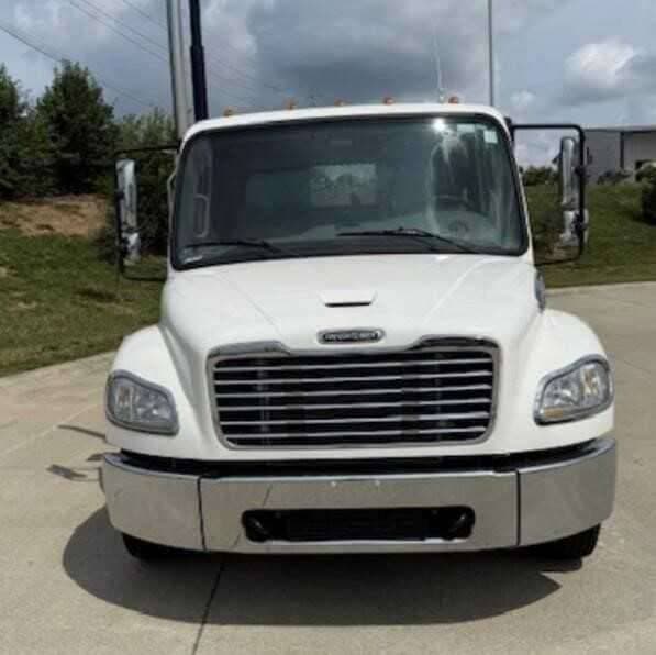 2019 Freightliner M2 image 1