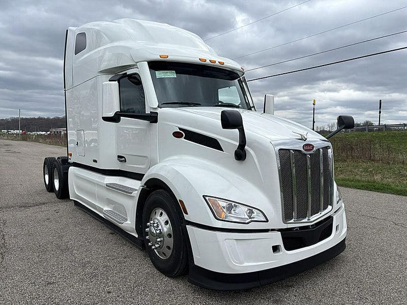 2027 Peterbilt 579 image 1