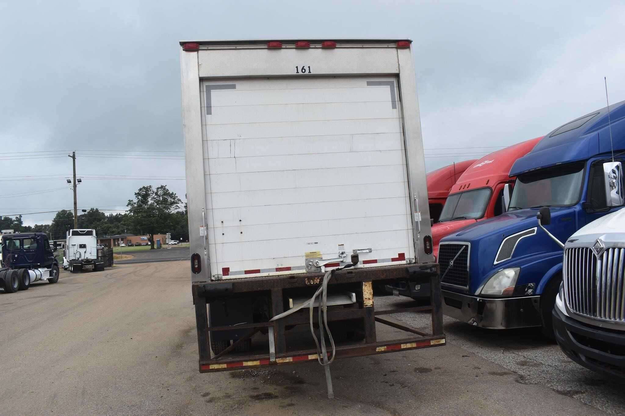 2018 Freightliner M2 image 2