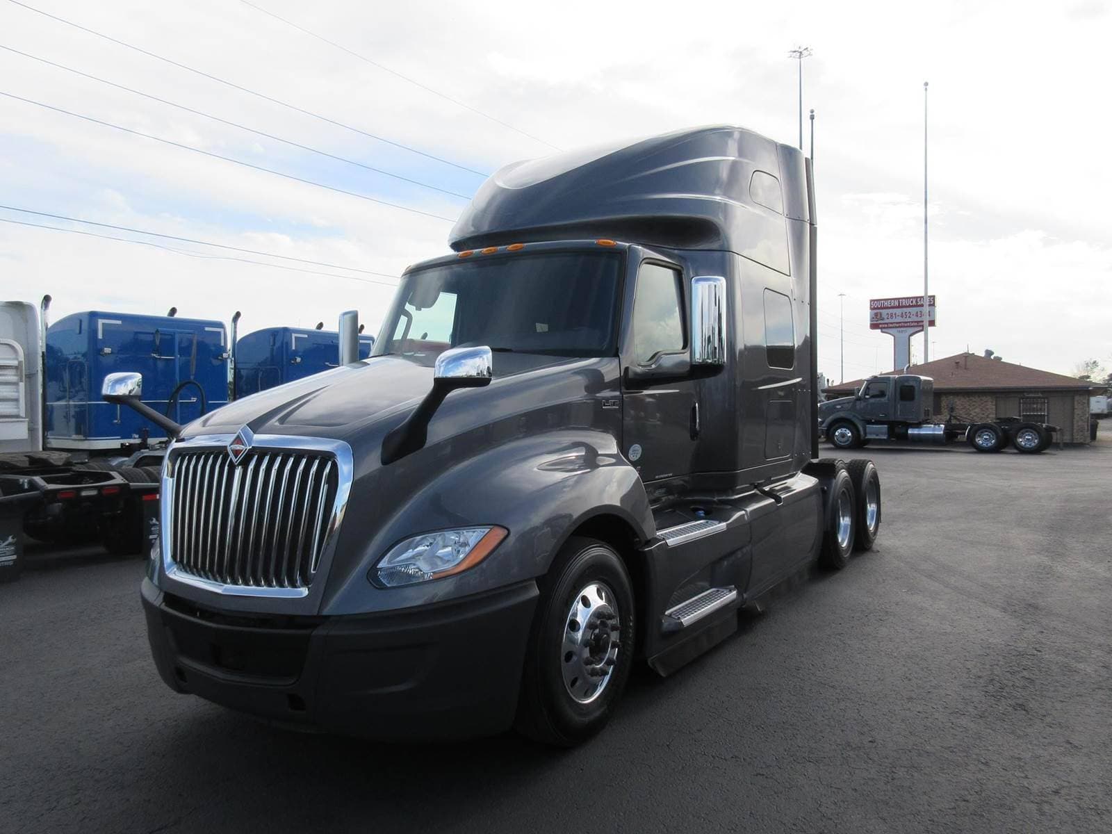 2021 International LT625 image 1