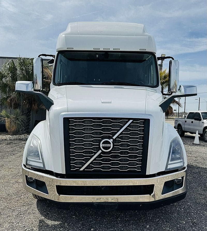 2023 Volvo VNL760 image 3