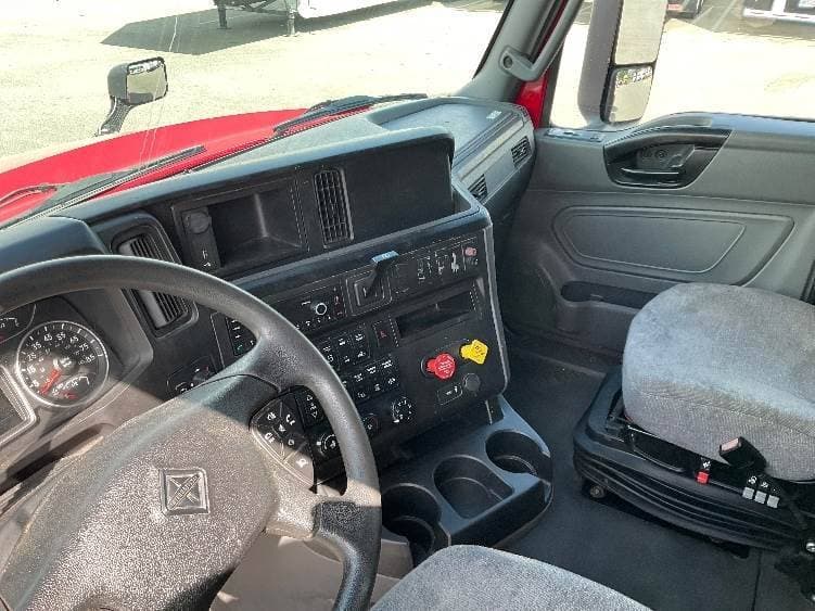 2022 International LT625 image 4