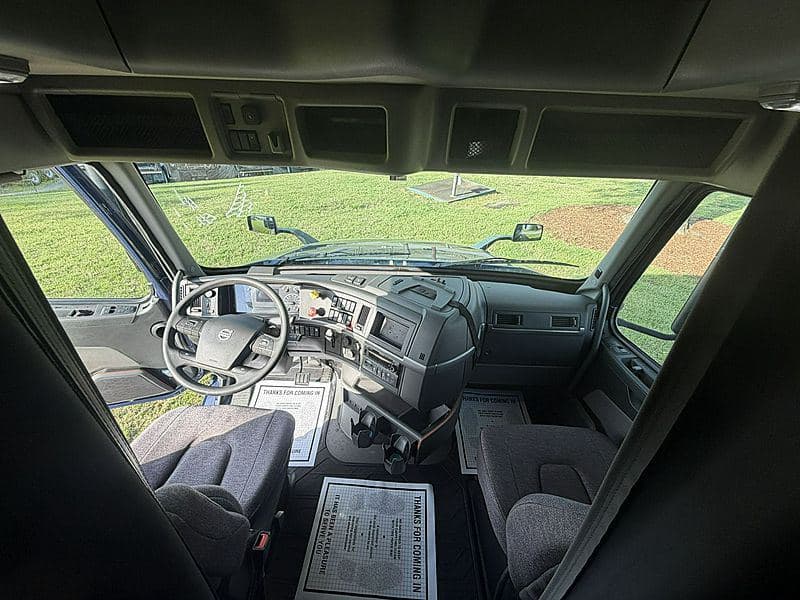 2023 Volvo VNL760 image 3