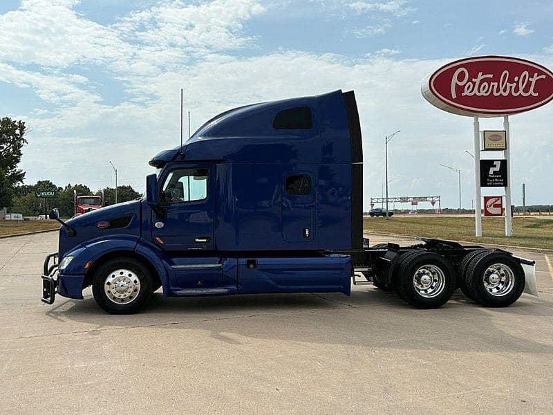 2022 Peterbilt 579 image 2