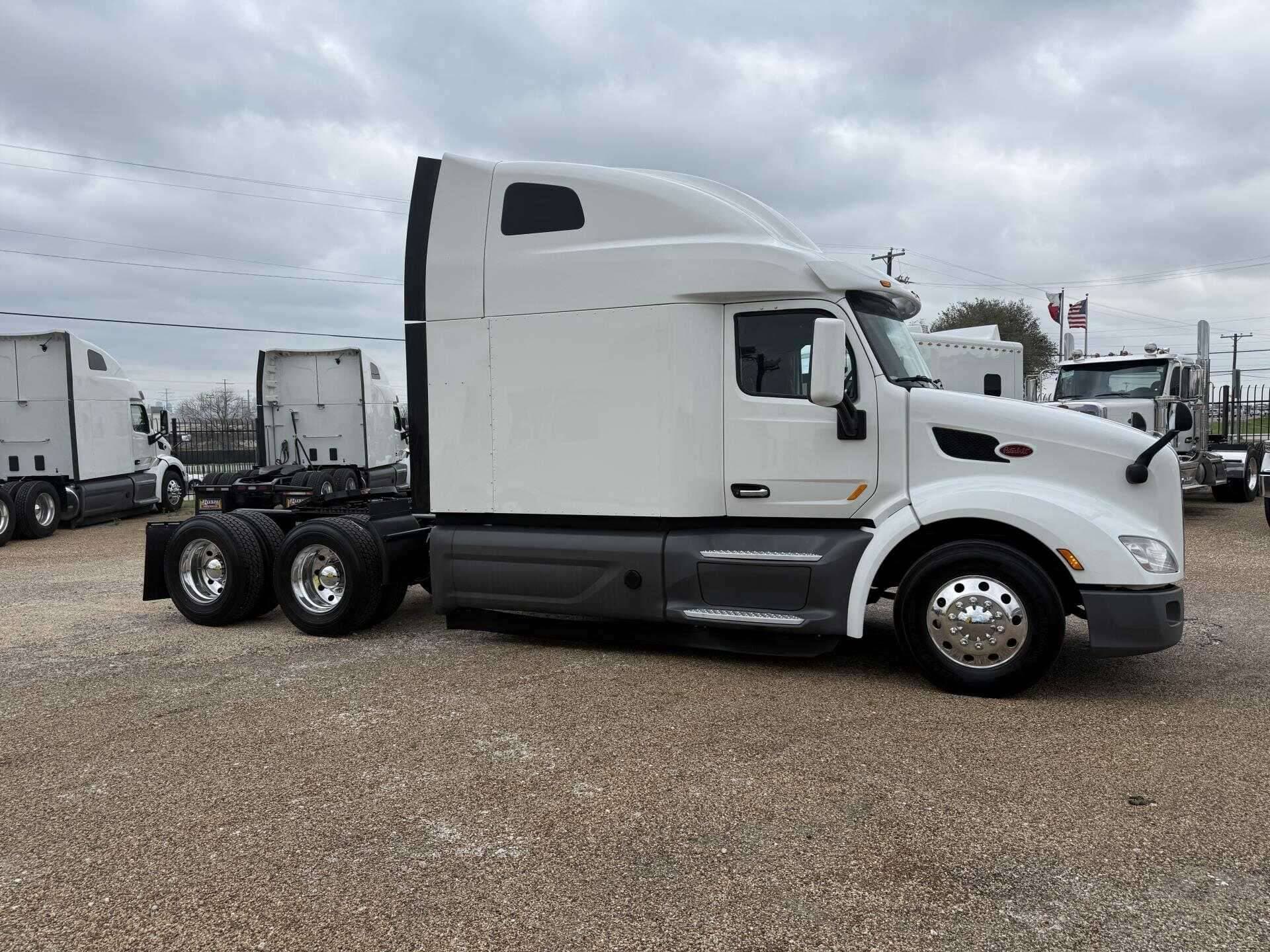 2021 Peterbilt 579 image 2