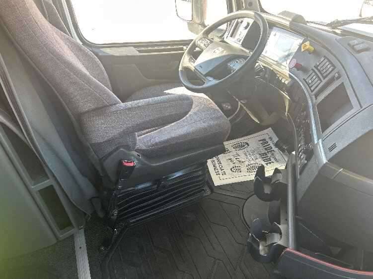 2024 Volvo VNL64760 image 6