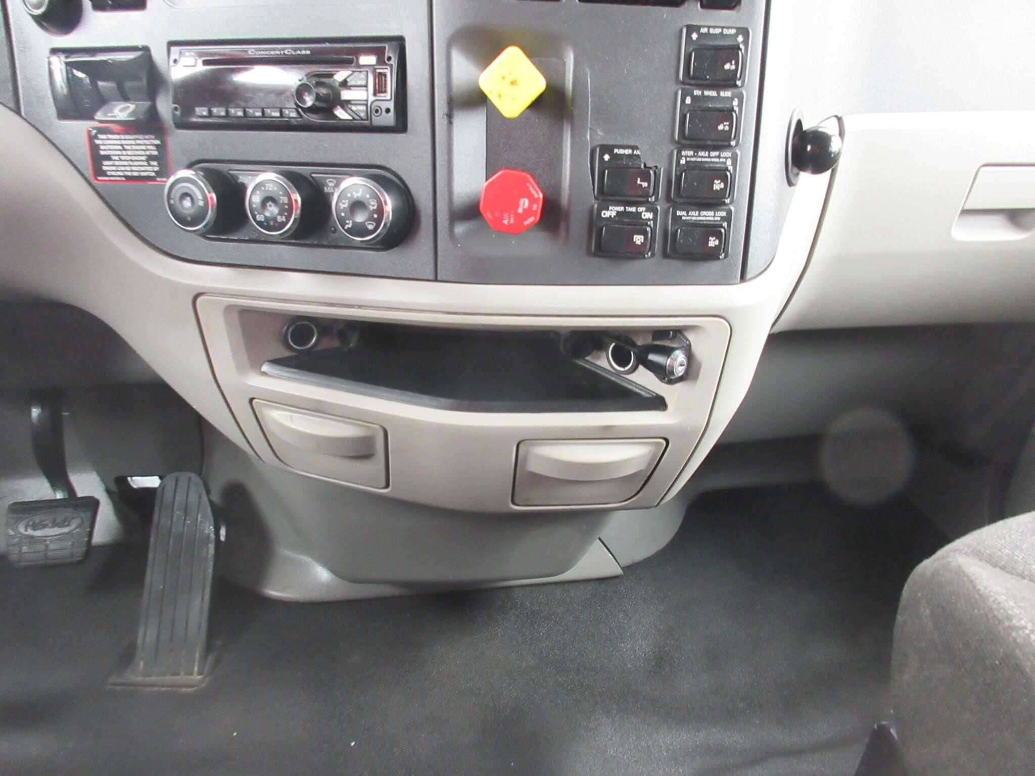 2019 Peterbilt 567 image 10