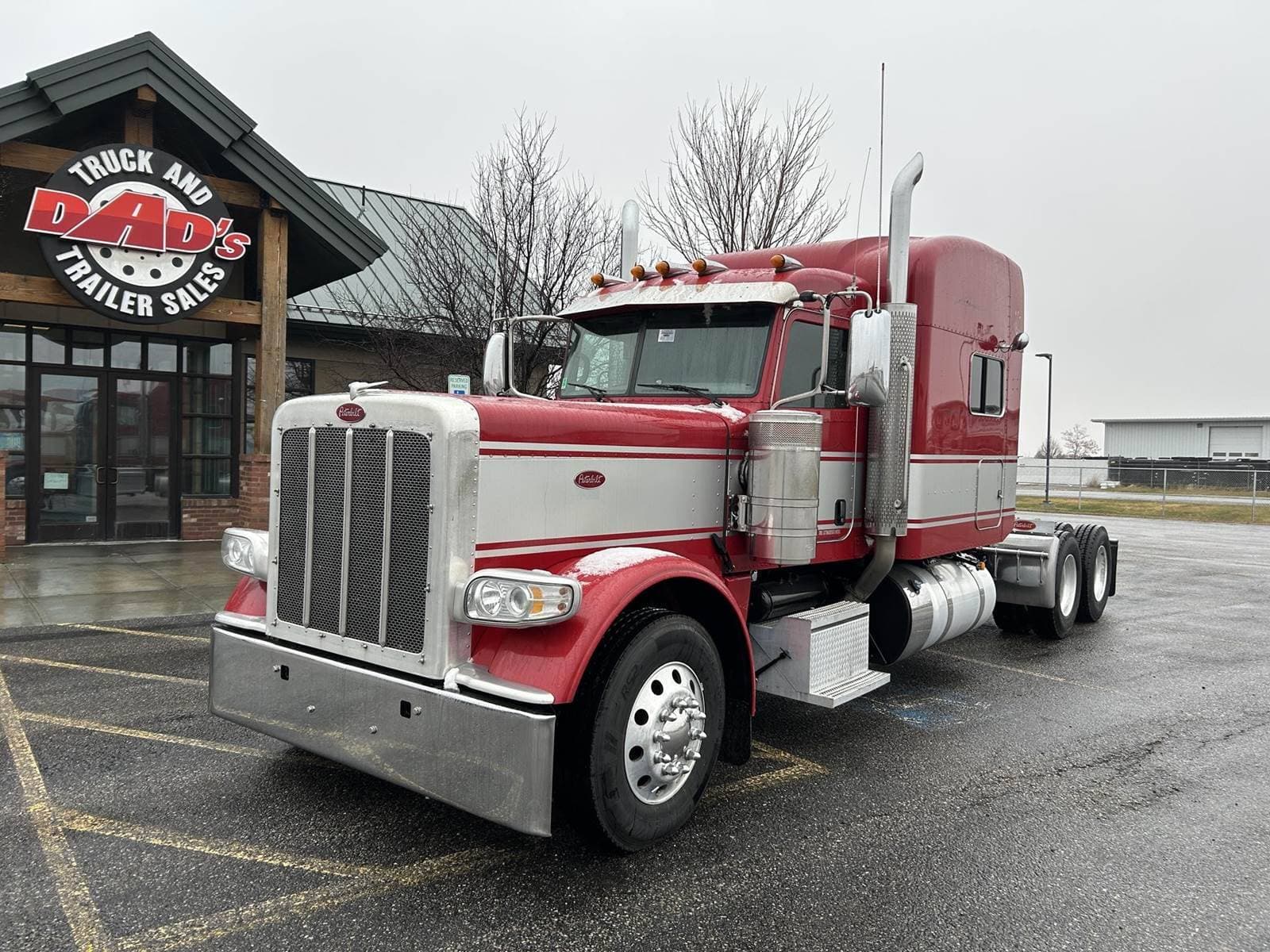 2023 Peterbilt 389 image 1