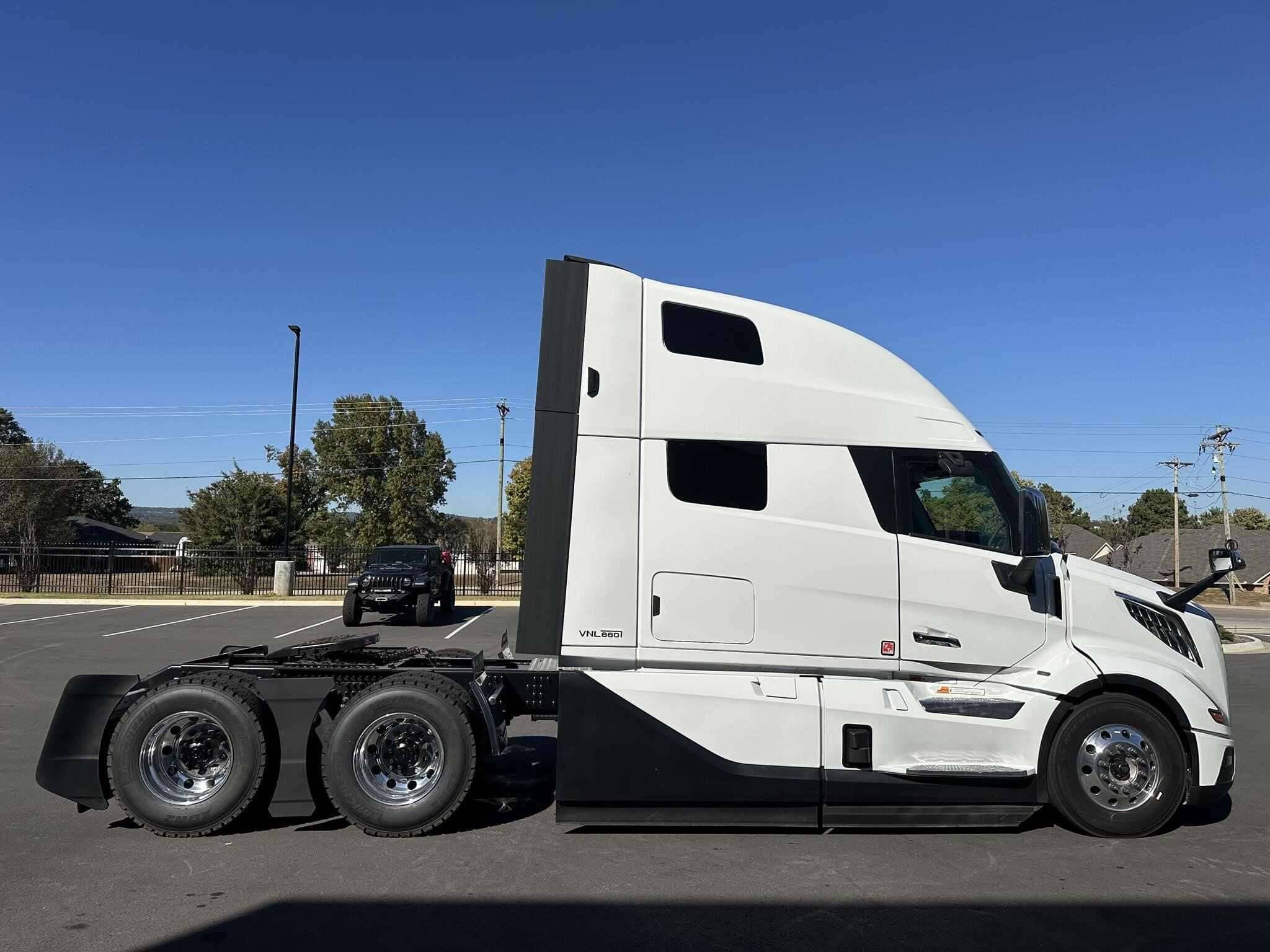 2025 Volvo NEW VNL image 2