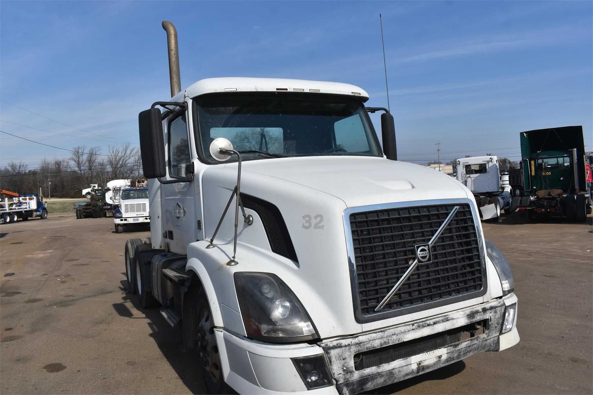 2011 Volvo VNL670 image 2