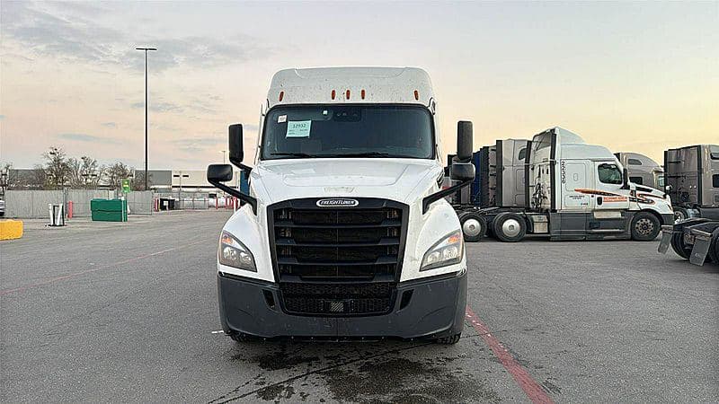 2021 Freightliner Cascadia 126 image 2