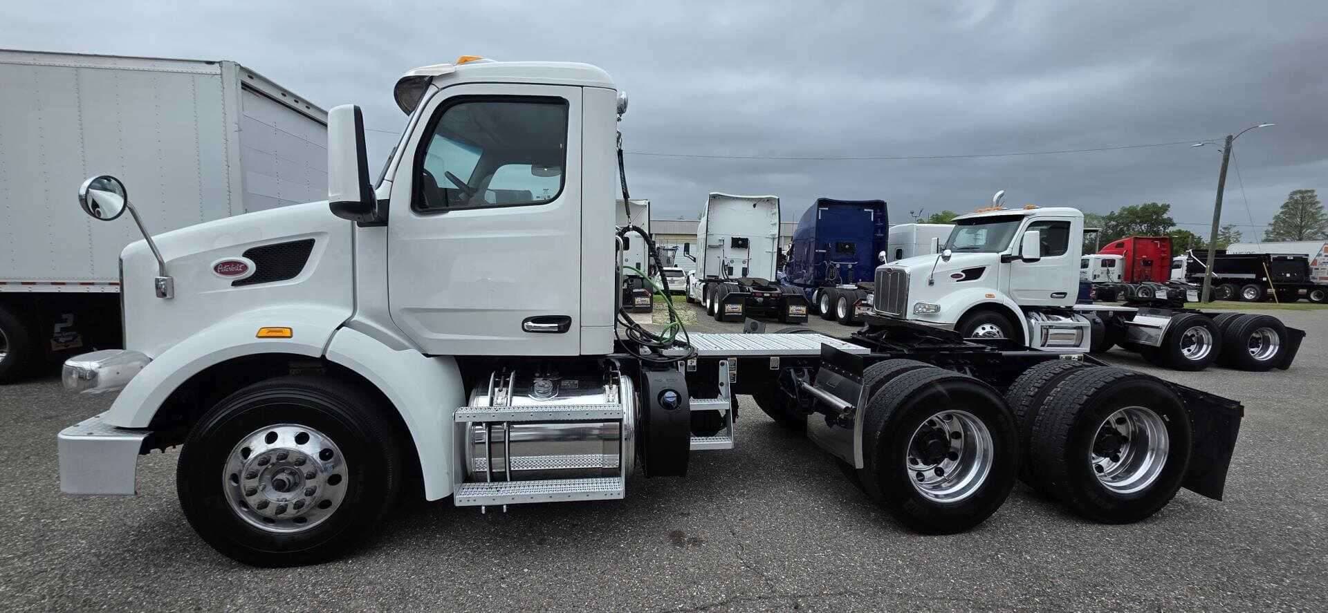 2023 Peterbilt 567 image 4