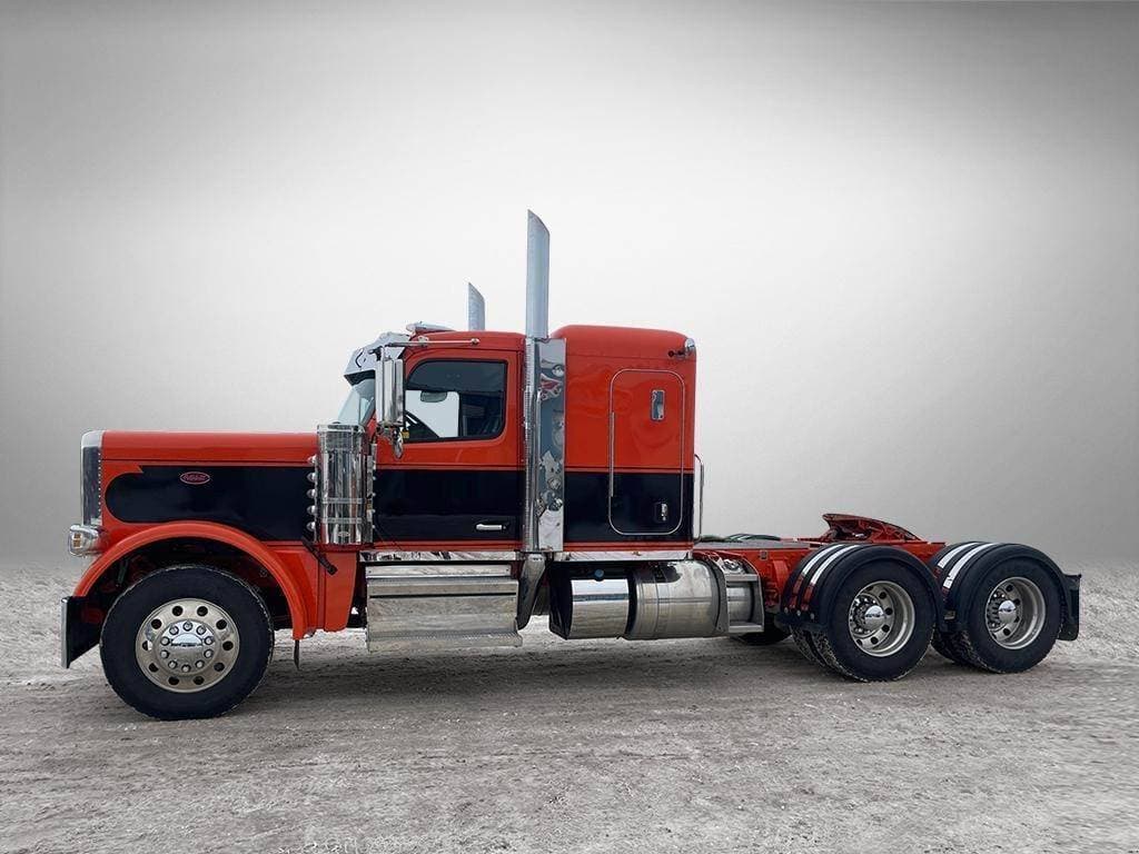2025 Peterbilt 589 image 3