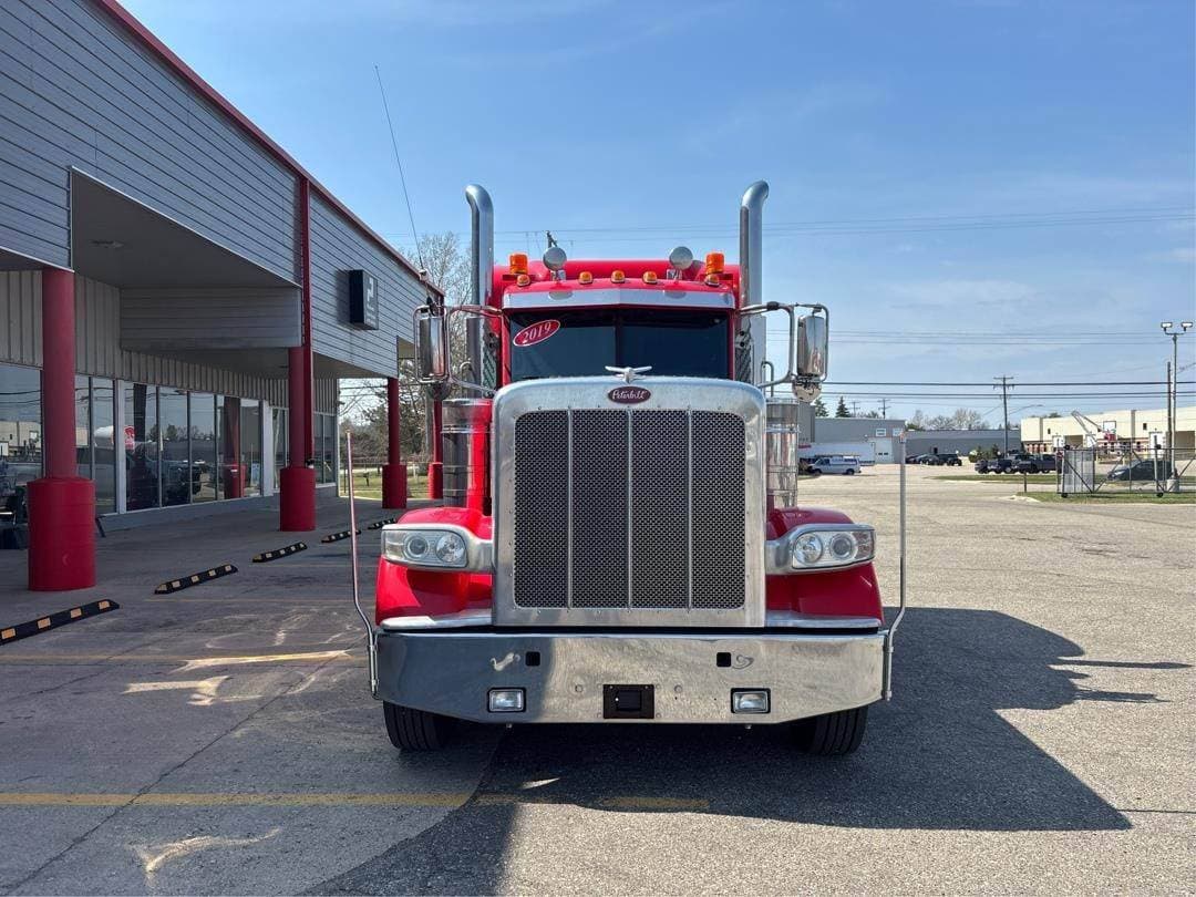 2019 Peterbilt 389 image 2