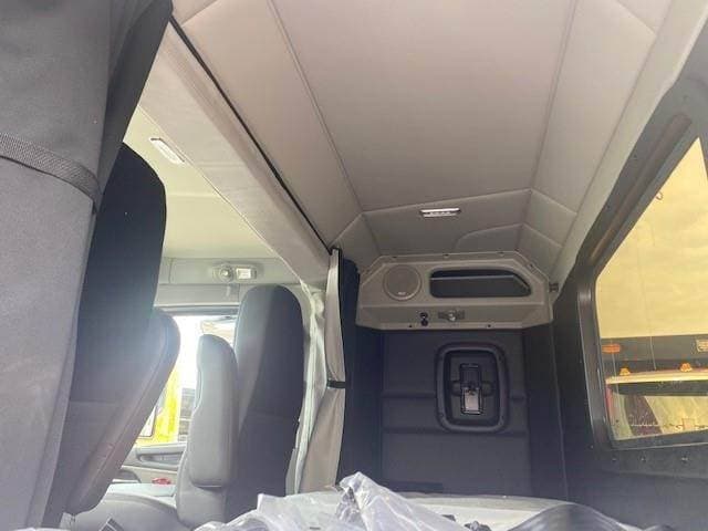 2026 Peterbilt 589 image 8