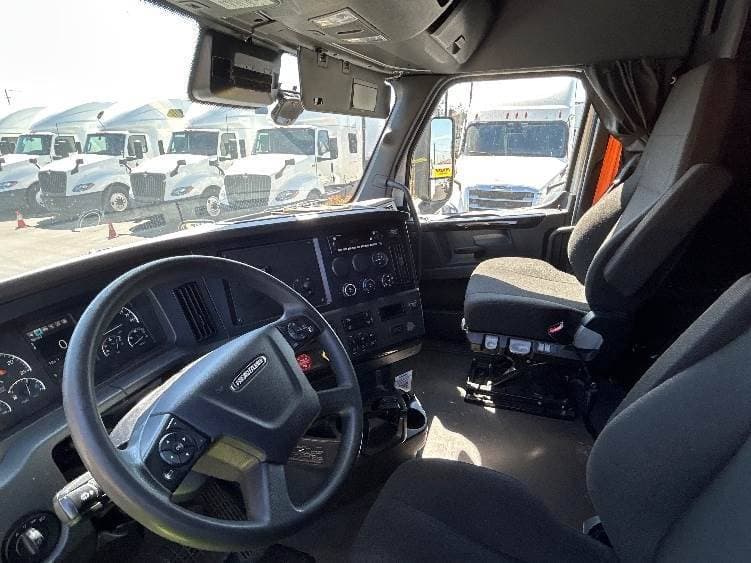 2023 Freightliner Cascadia 126 image 4