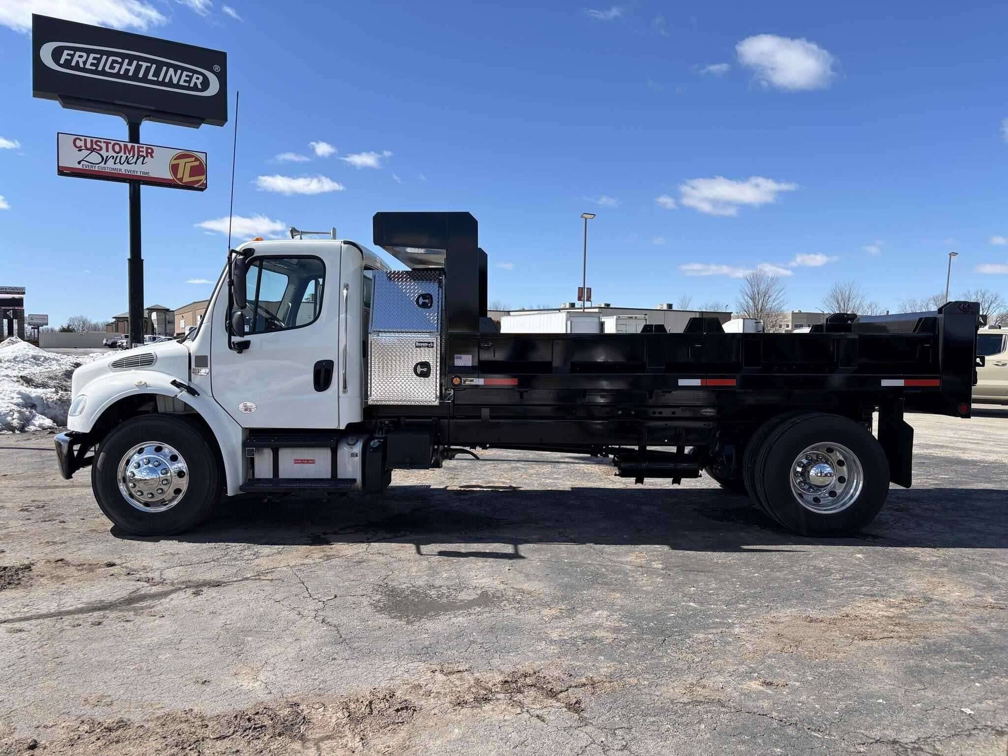 2019 Freightliner M2 image 3