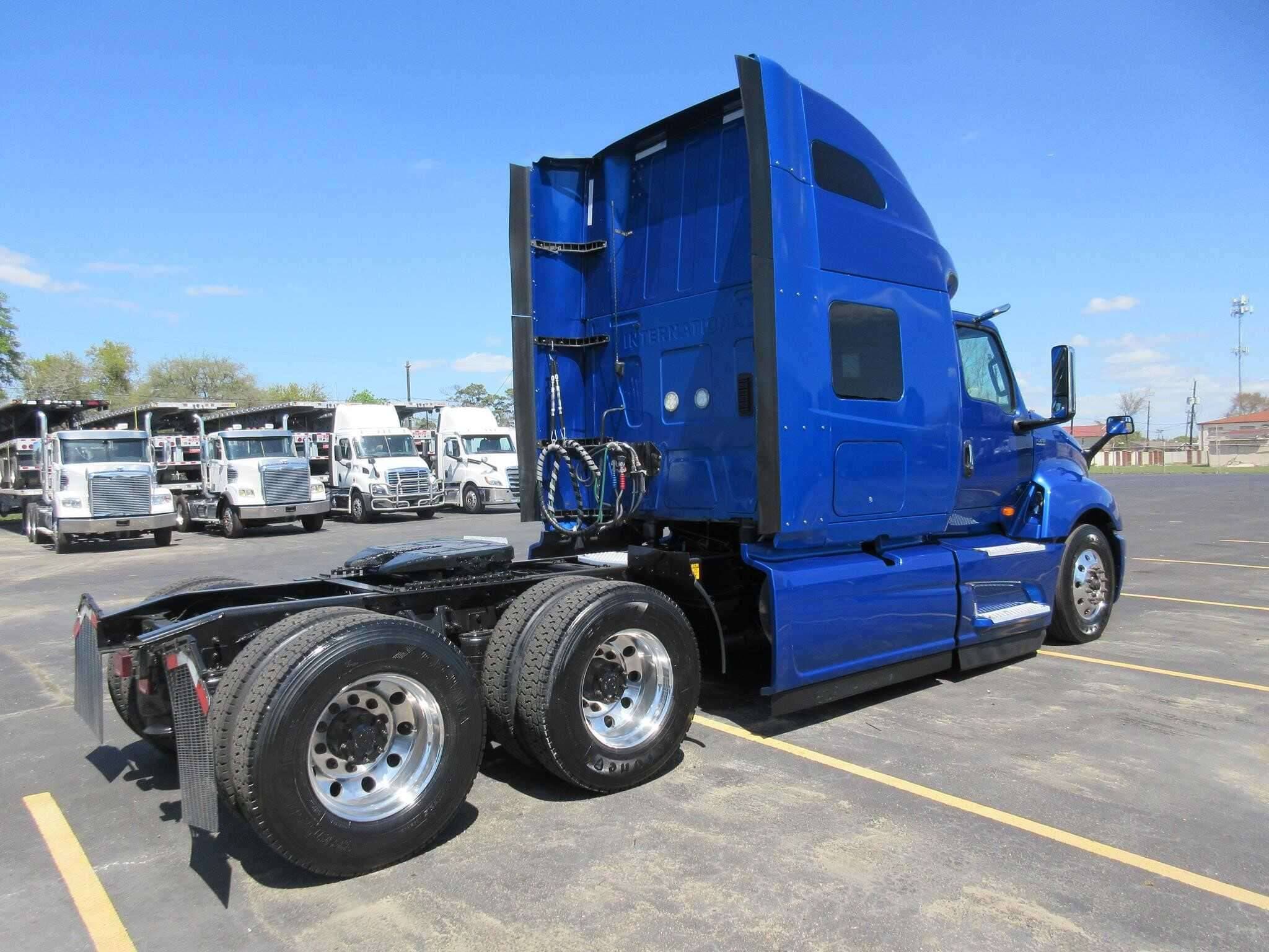 2021 International LT625 image 4