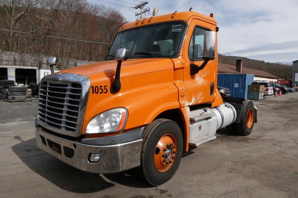 2013 Freightliner Cascadia 125 image 1