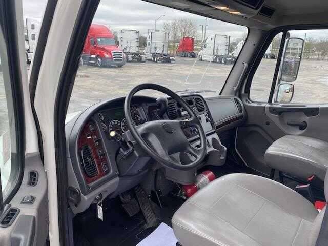 2020 Freightliner M2 image 7
