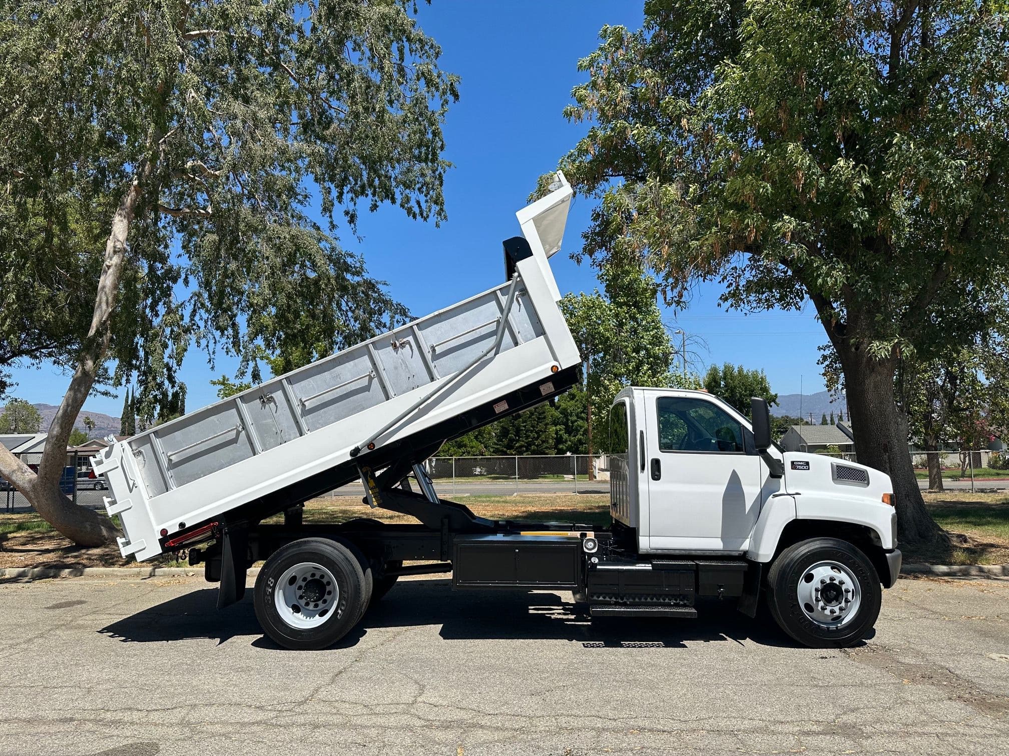 2009 GMC TOPKICK C7500 Dump Truck image 3