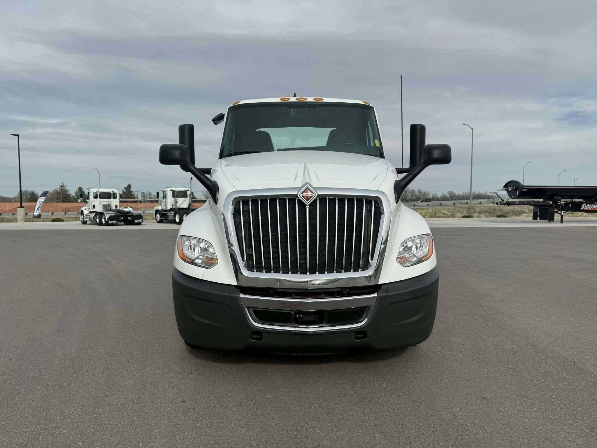 2021 International LT625 image 2