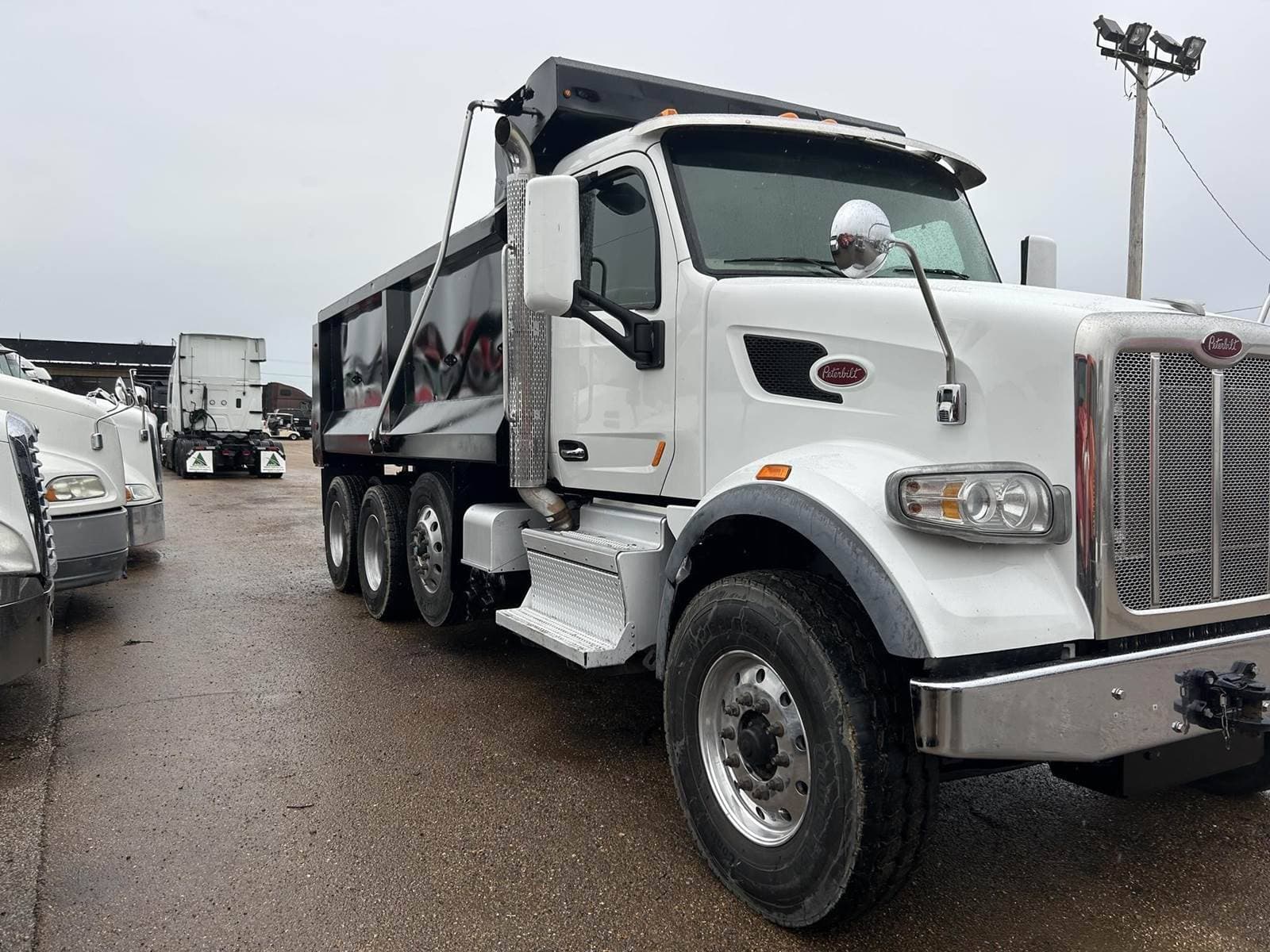 2020 Peterbilt 567 image 3